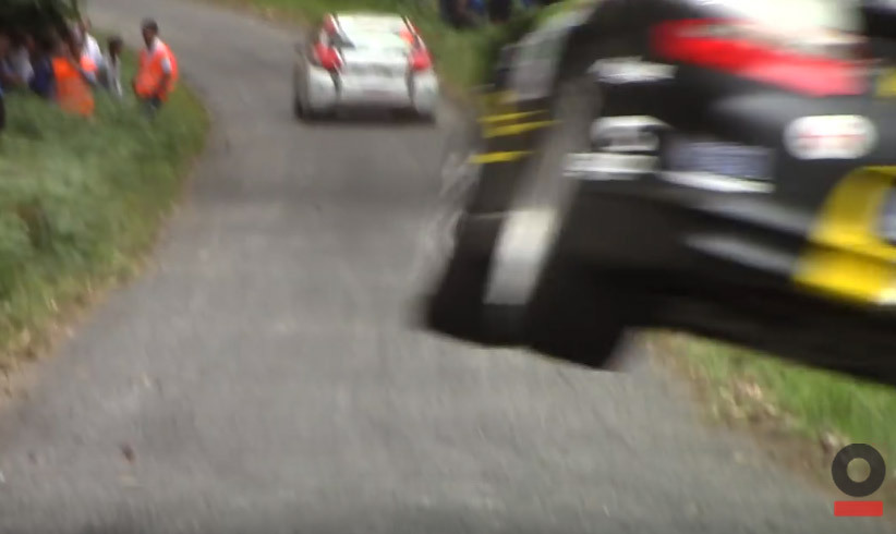 Une Porsche vole vers les spectateurs d'un rallye