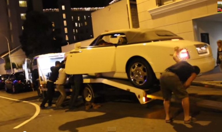 Fail, sa Rolls reste coincée sur la dépanneuse