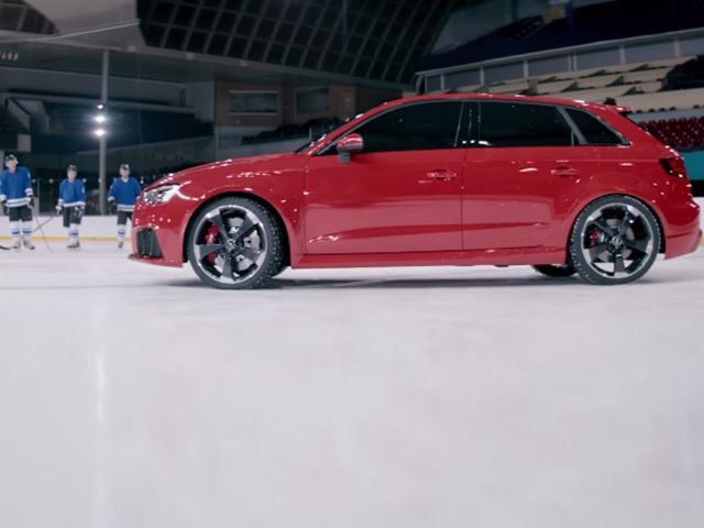 Quand une Audi RS3 joue au hockey sur glace