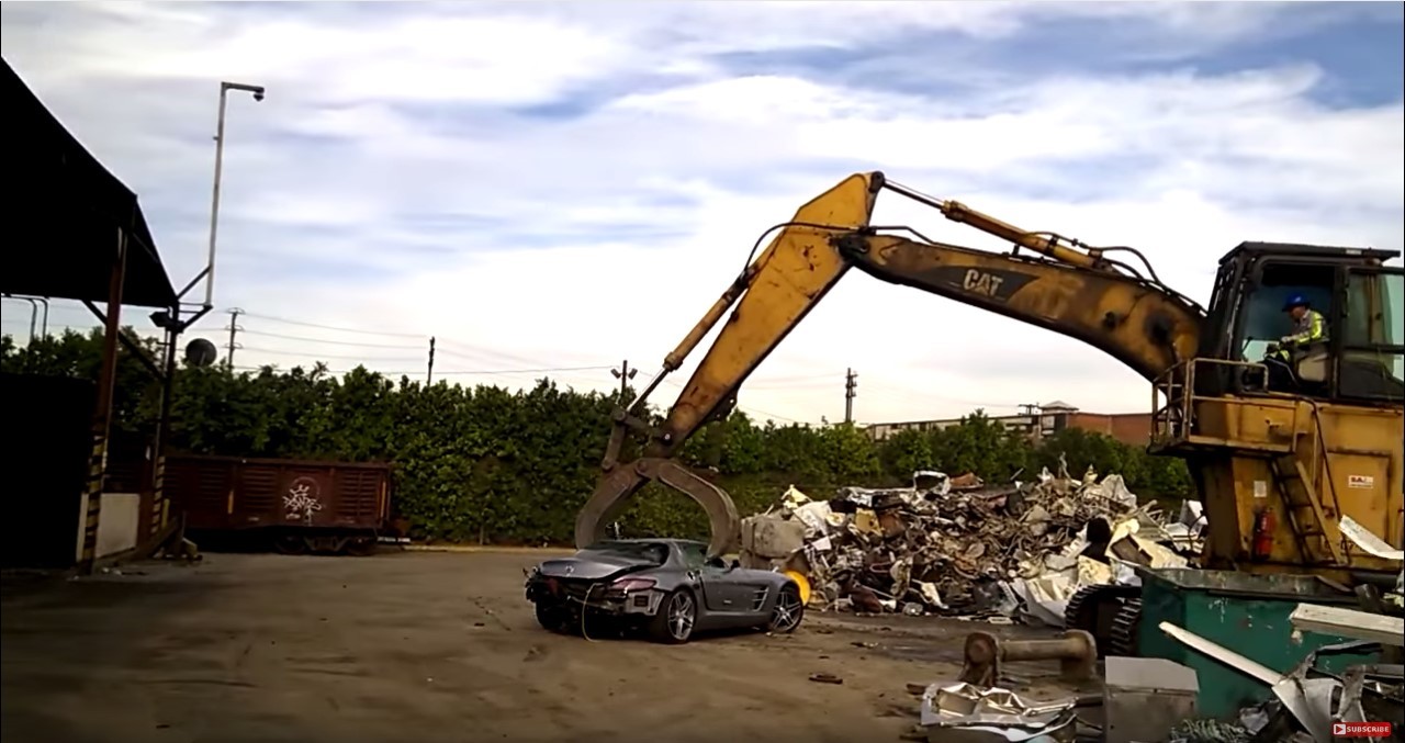 Vidéo : une Mercedes SLS-AMG détruite lentement à la casse