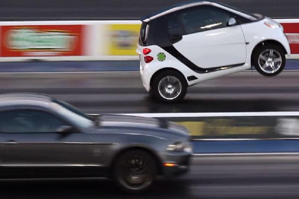 Quand une Smart ridiculise une Mustang