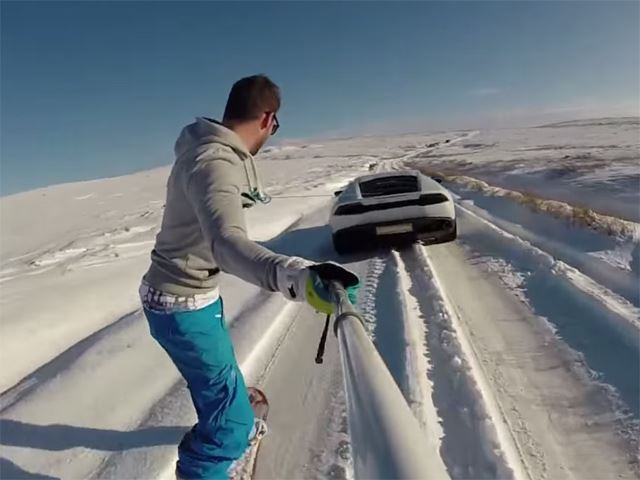 Du snowboard tiré par une Lamborghini