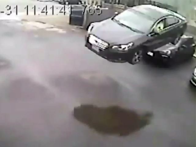 Une Subaru tombe du ciel