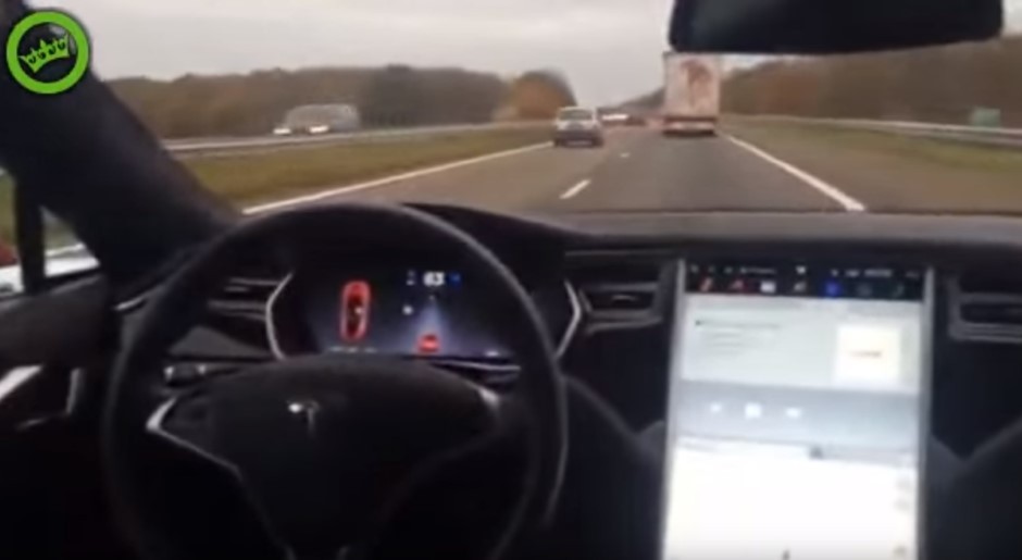 Tesla Autopilot : il se filme depuis l'arrière de sa voiture