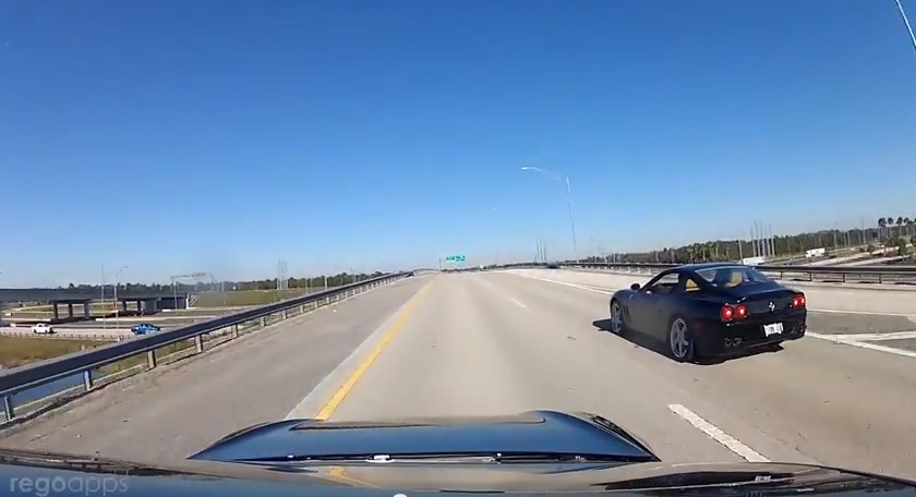 Il ridiculise une Ferrari avec sa Tesla S