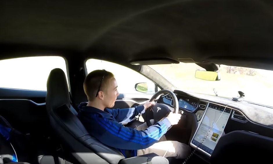 Vidéo : il pique la Tesla S de papa pour s'éclater en drag race