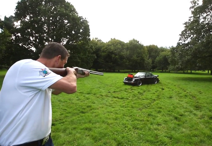 WTF ! Il fait du tir au pigeon avec une Porsche 911