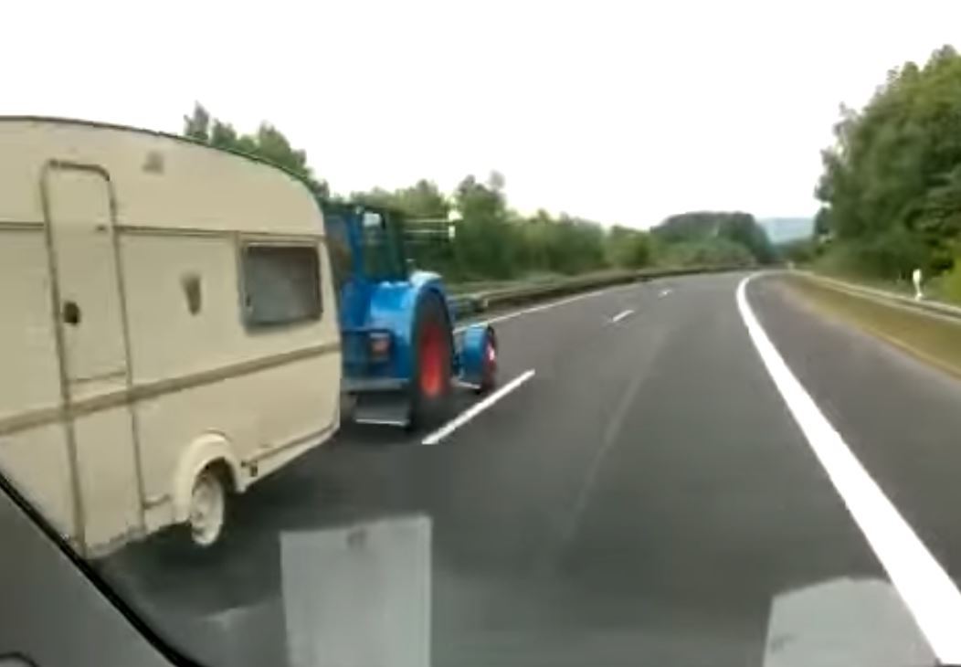 Doublé sur l'autoroute par un tracteur !