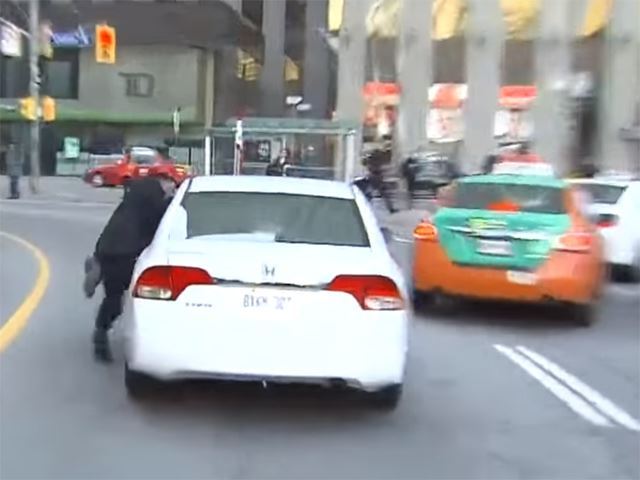 Uber vs taxis, ça chauffe à Toronto