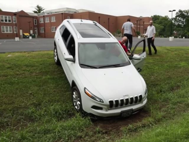 Ils piratent une Jeep et lui font quitter la route