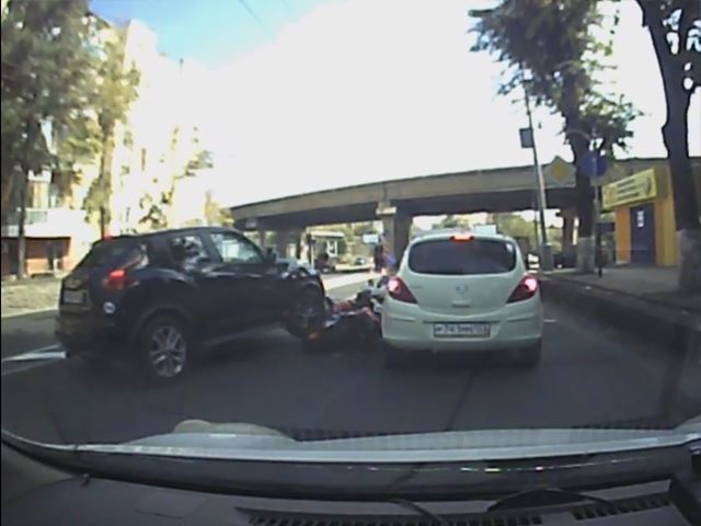 Vidéo : un motard corrigé par un Nissan Juke