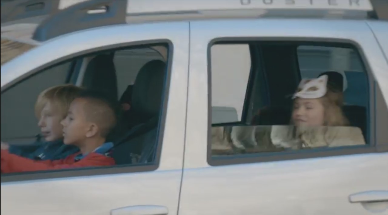 WTF : des enfants de 10 ans au volant d'une Dacia !
