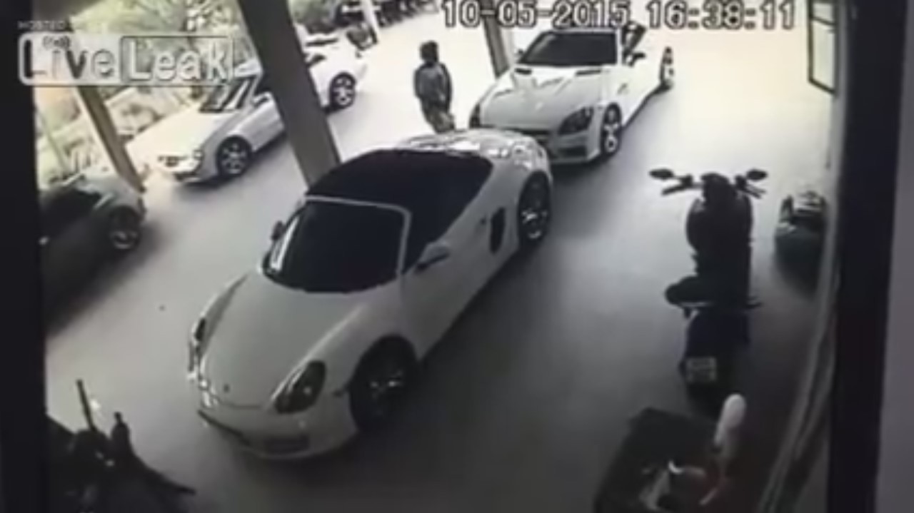 Vidéo : il fait l'amour à une Porsche Boxster (NSFW)