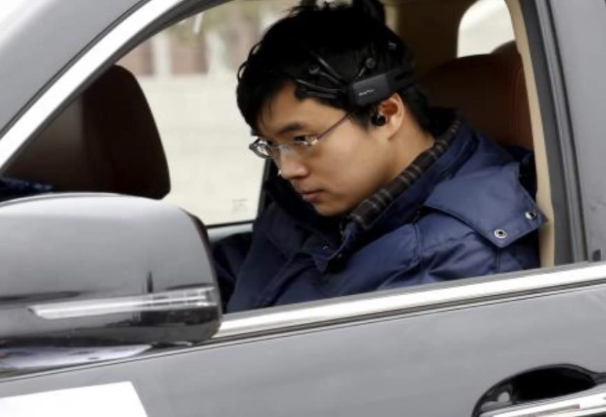 Il conduit une voiture avec la pensée