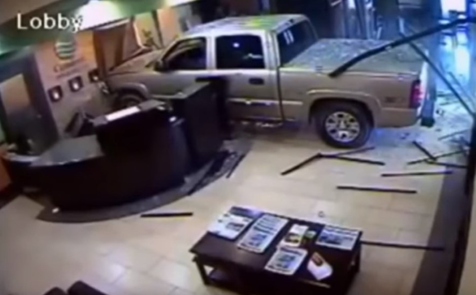 Vidéo : il défonce la réception de l'hôtel avec son pick-up