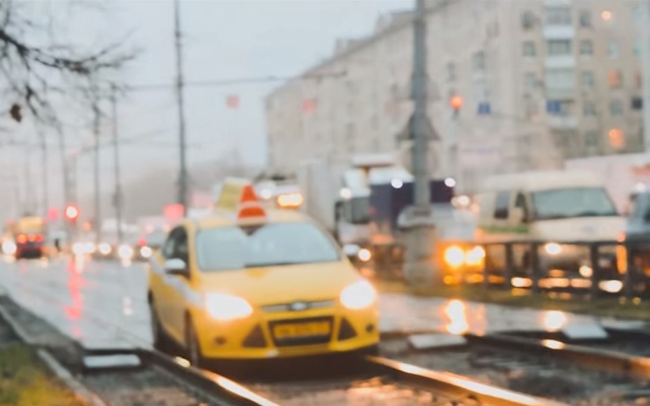 Vidéo : fallait pas tenter de passer par les rails