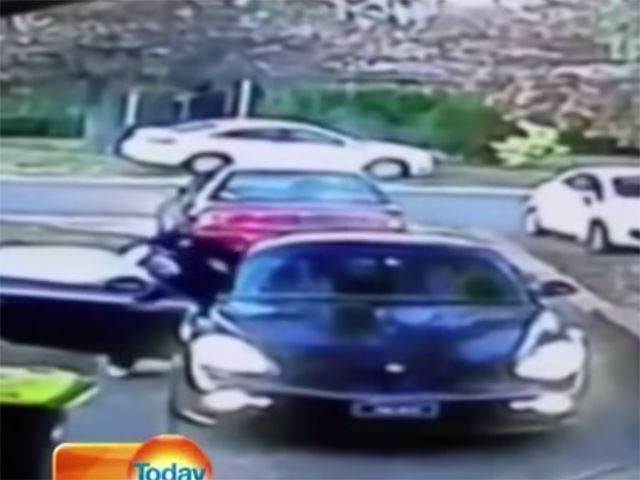 Ils s'emparent de sa Porsche devant lui