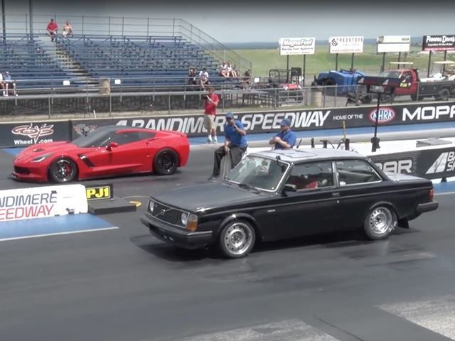 Une vieille Volvo 242 avale une Corvette et une Lamborghini