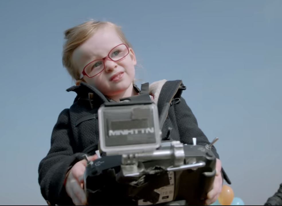 A 4 ans, elle pilote un poids lourd avec une télécommande