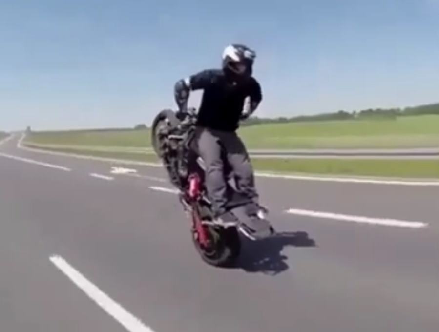 Vidéo : ce motard réussit un weeling en arrière