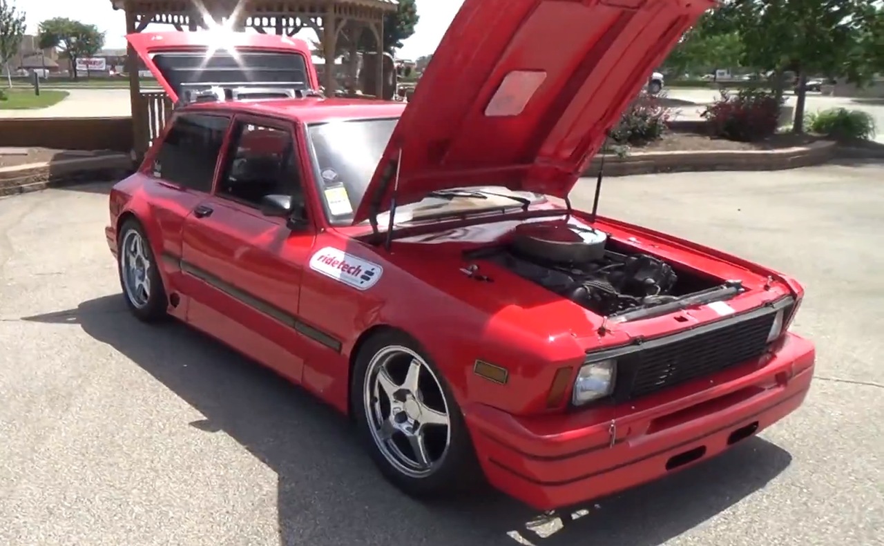 Une Yugo avec deux moteurs V8