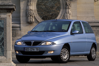 http://www.largus.fr/images/photos/rsi/_G_JPG//Voitures/LANCIA/Y/I/Ph2/Berline_3_portes/troisquartavant.jpg