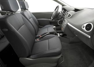 http://www.largus.fr/images/photos/rsi/_G_JPG//Voitures/RENAULT/Clio_Estate/I/Ph1/Break_5_portes/INTERIEURAVANT.jpg