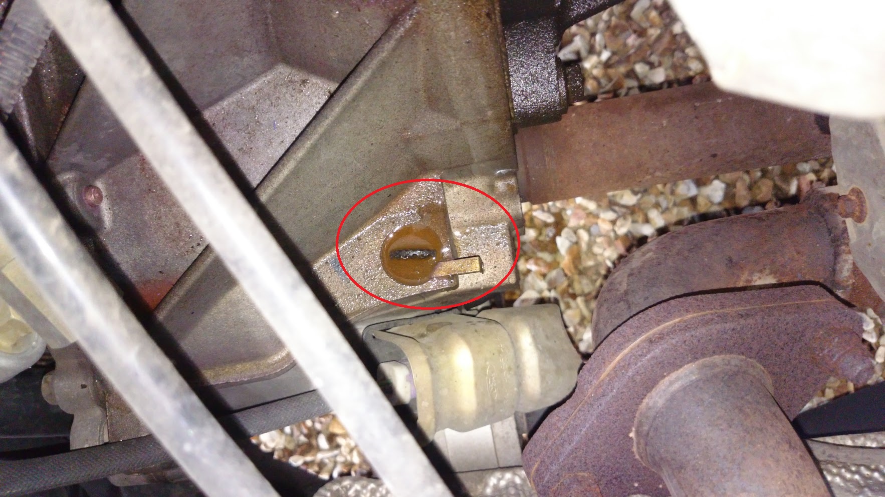 fuite liquide derrière le moteur aide pour identifier la piece Ford