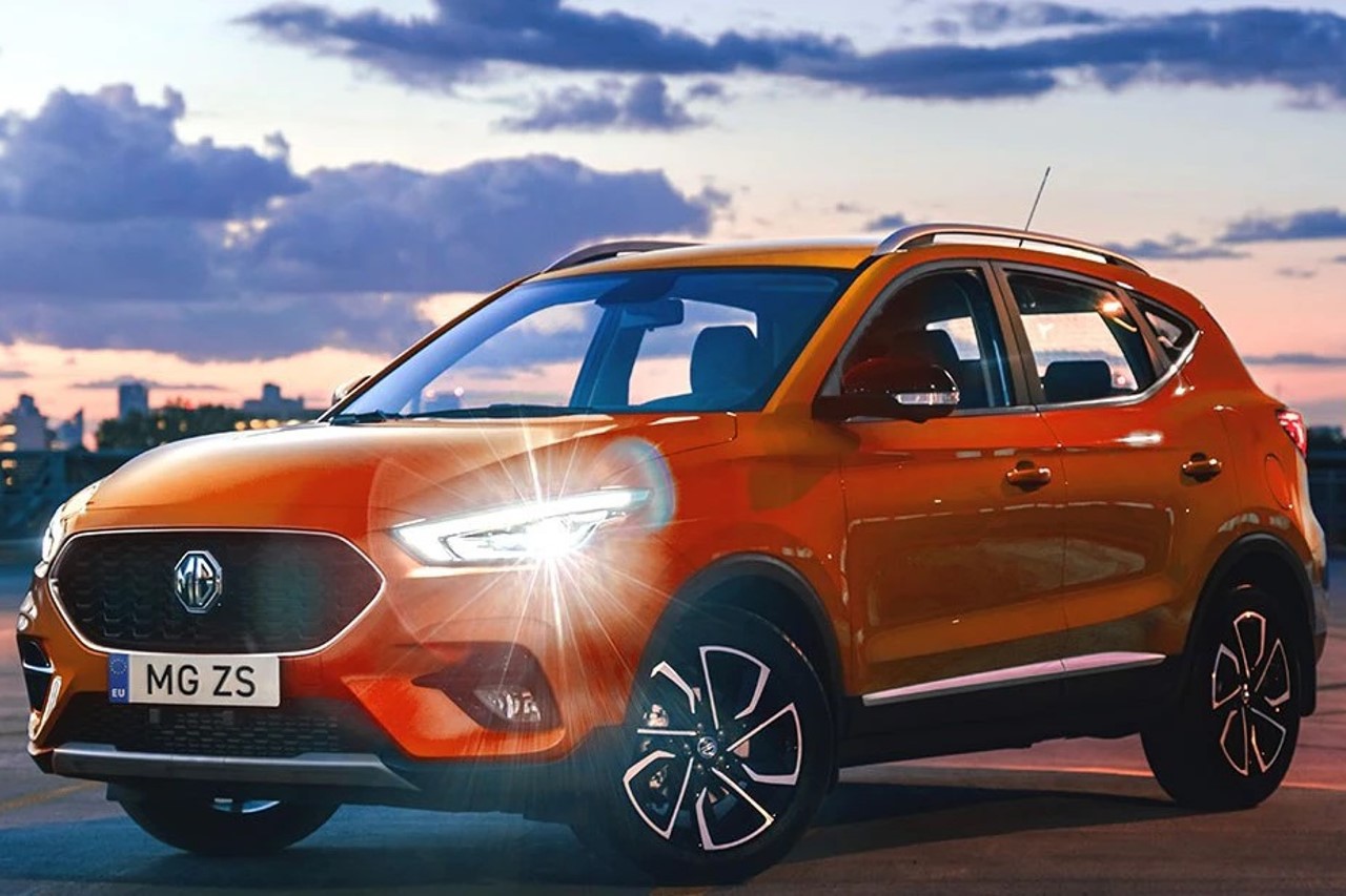 Photo 3 MG ZS orange feux avant MG ZS (2022). Le SUV essence, rival du Duster, disponible en