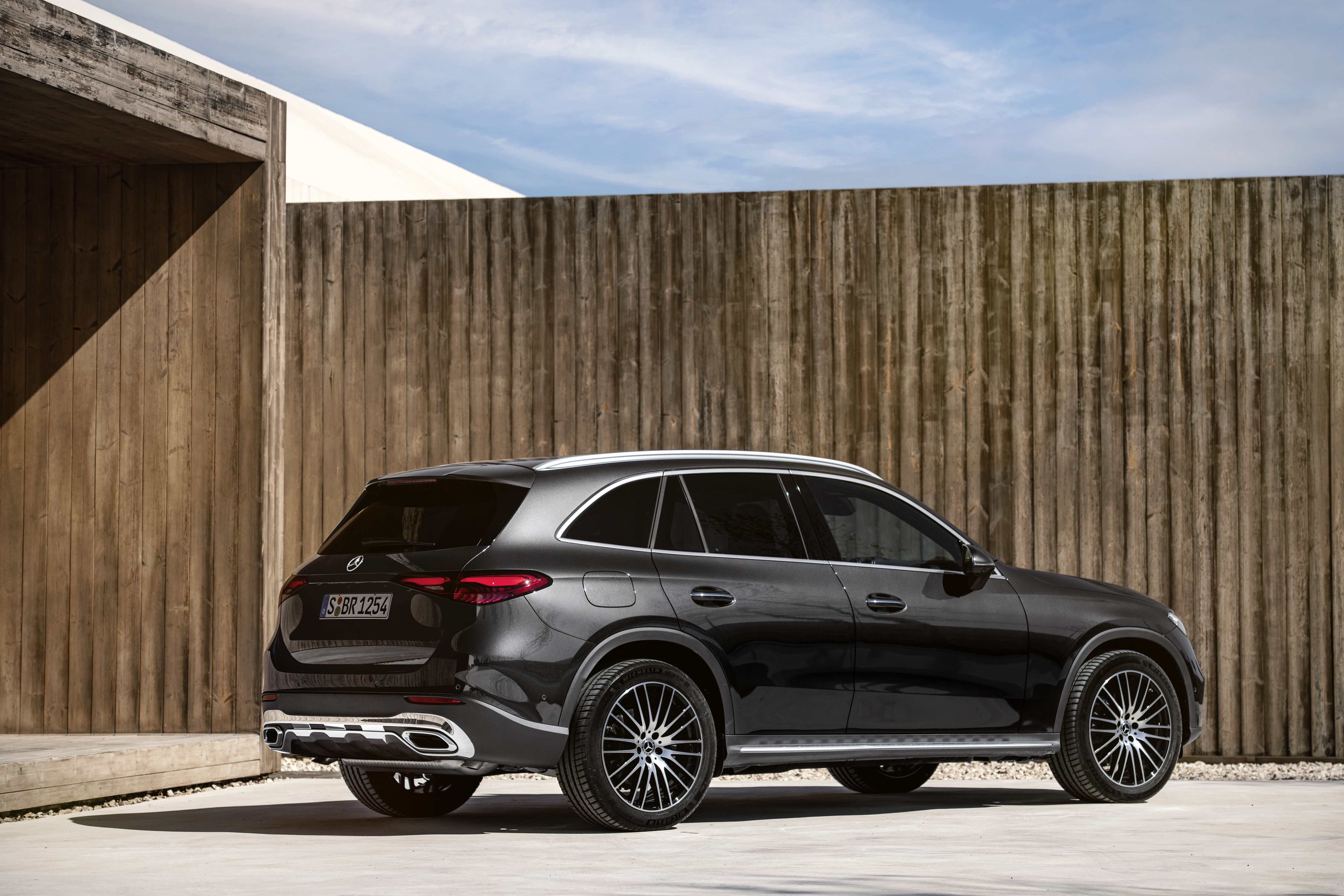 Mercedes GLC 2022 en la parte trasera