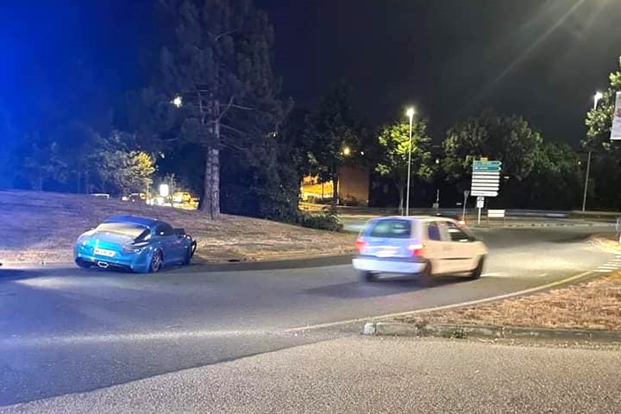 Photo 4 Alpine A110 accident rondpoint Le monument Alpine de