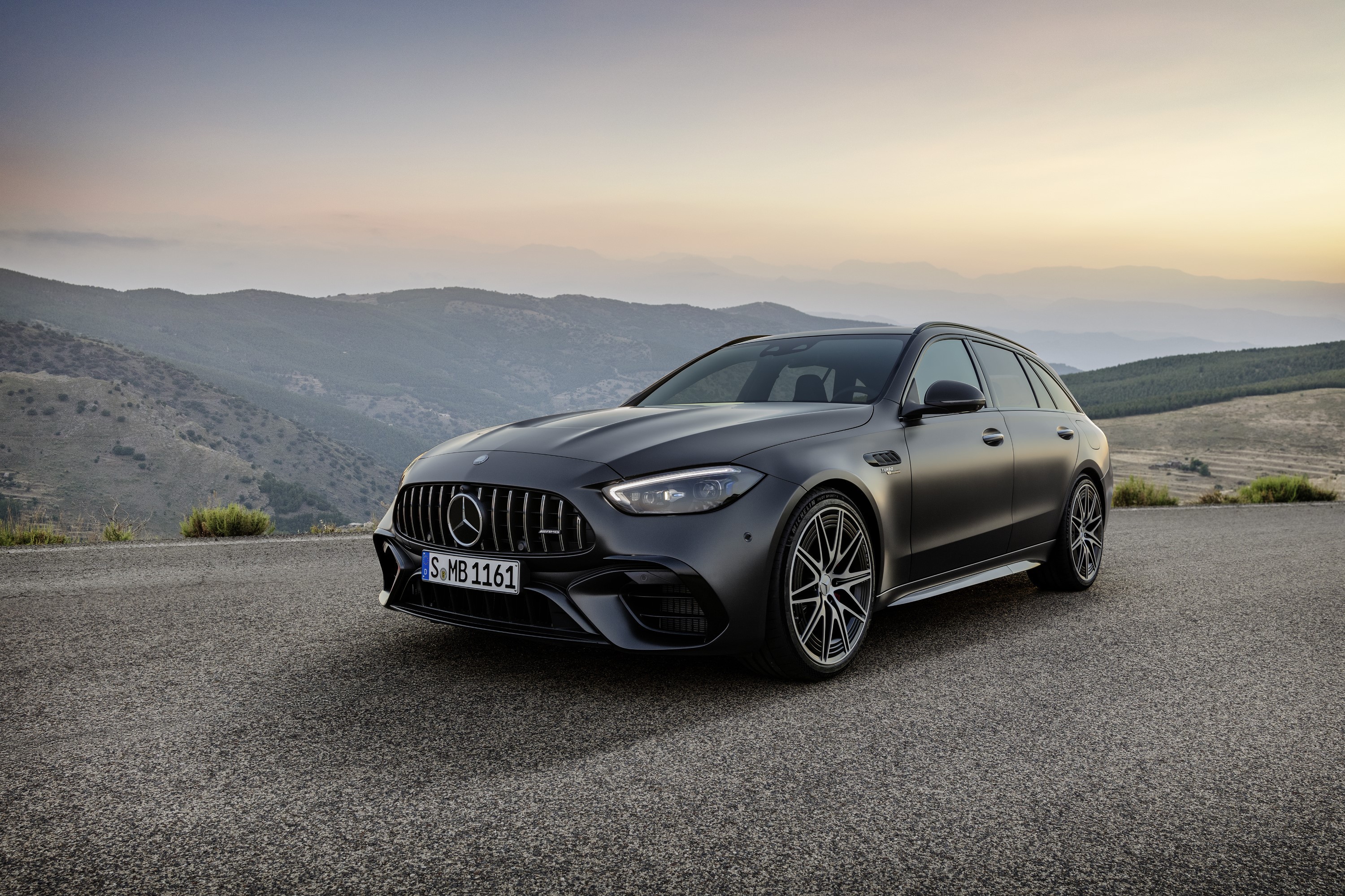 Photo 12 MercedesAMG C 63 S break gris foncé MercedesAMG C 63 S (2022). 680 ch pour la