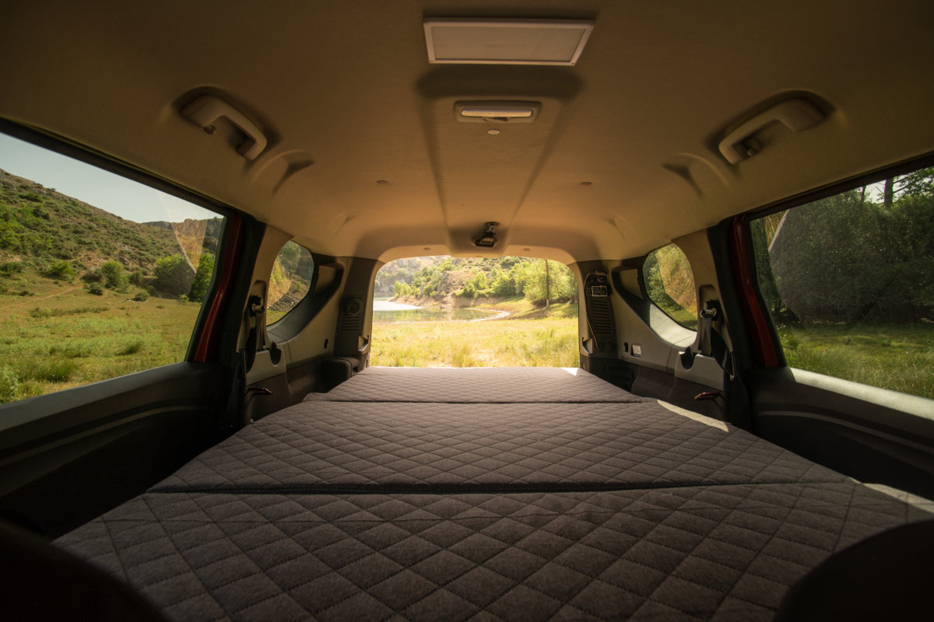 Photo 5 Dacia Jogger Camperiz matelas Le Dacia Jogger (2022) se mue en campingcar avec un