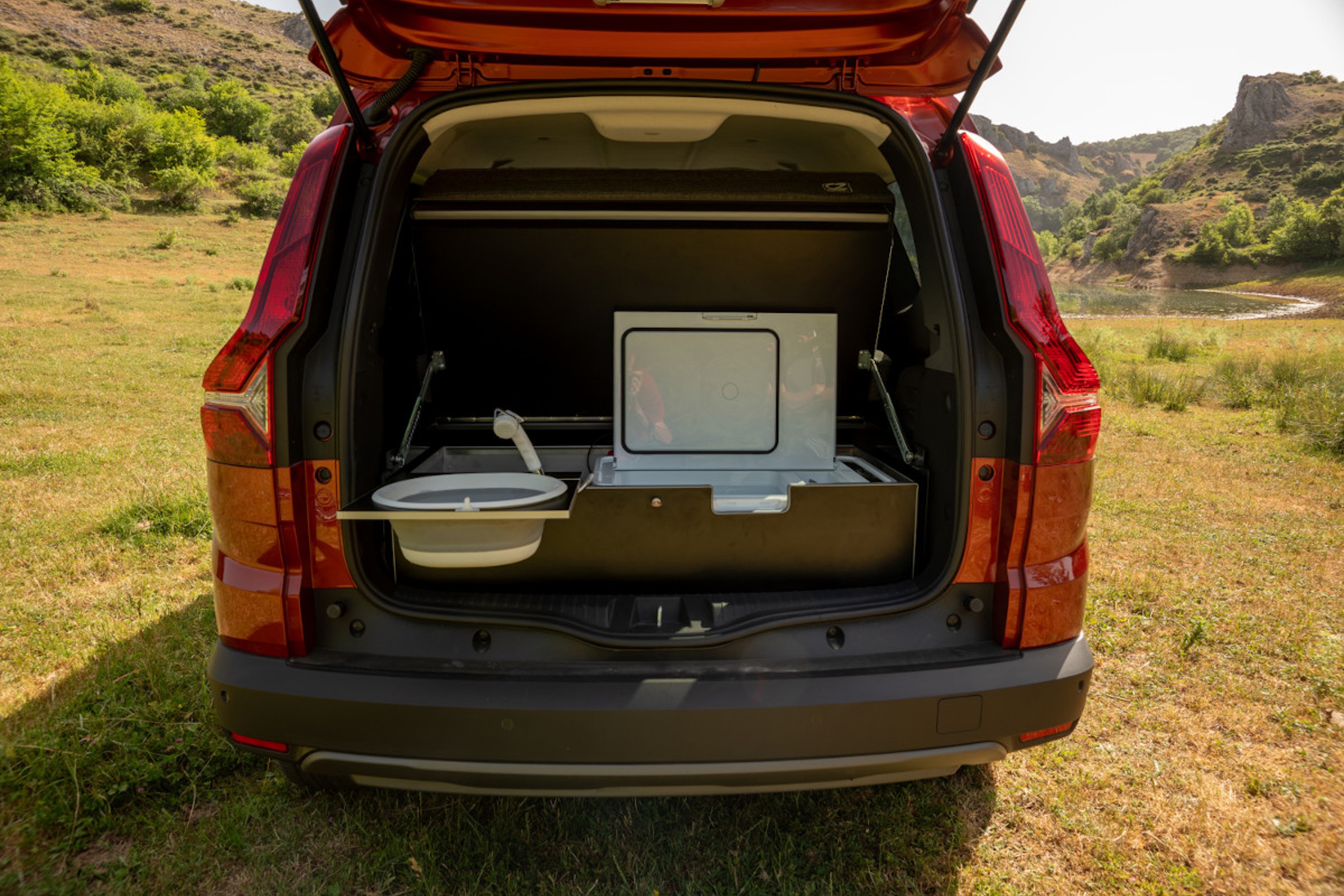 Le Dacia Jogger (2022) se mue en campingcar avec un kit Camperiz