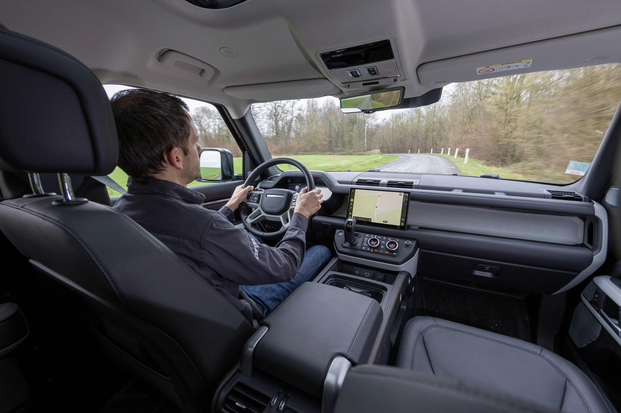 Prix, fiche technique, essai : retrouvez notre avis sur le nouveau Land Rover Defender 130