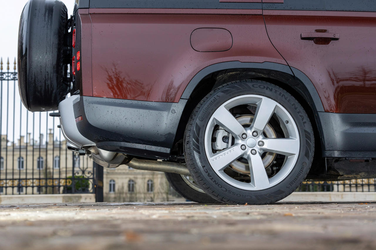 Prix, fiche technique, essai : retrouvez notre avis sur le nouveau Land Rover Defender 130