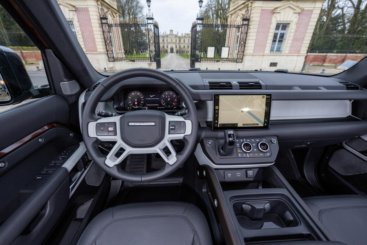 Prix, fiche technique, essai : retrouvez notre avis sur le nouveau Land Rover Defender 130