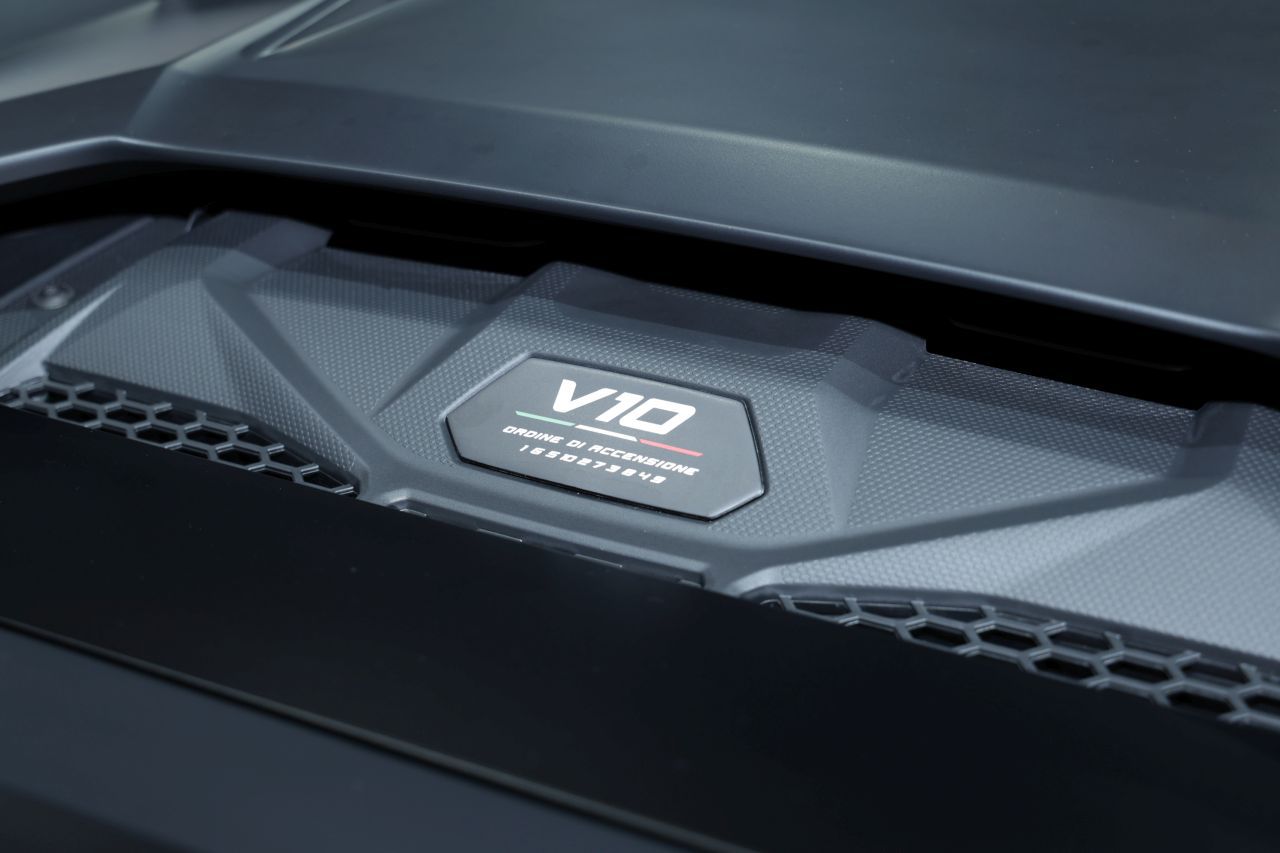 Elle reçoit le tout dernier V10 100%  thermique de la marque.