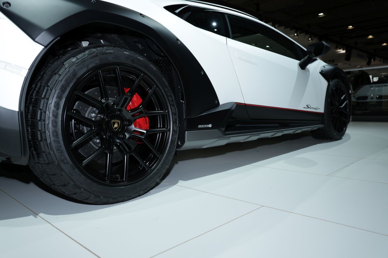 Elle s équipe de pneus tout-terrain Bridgestone. Sa garde au sol est surélevée de 44 mm.