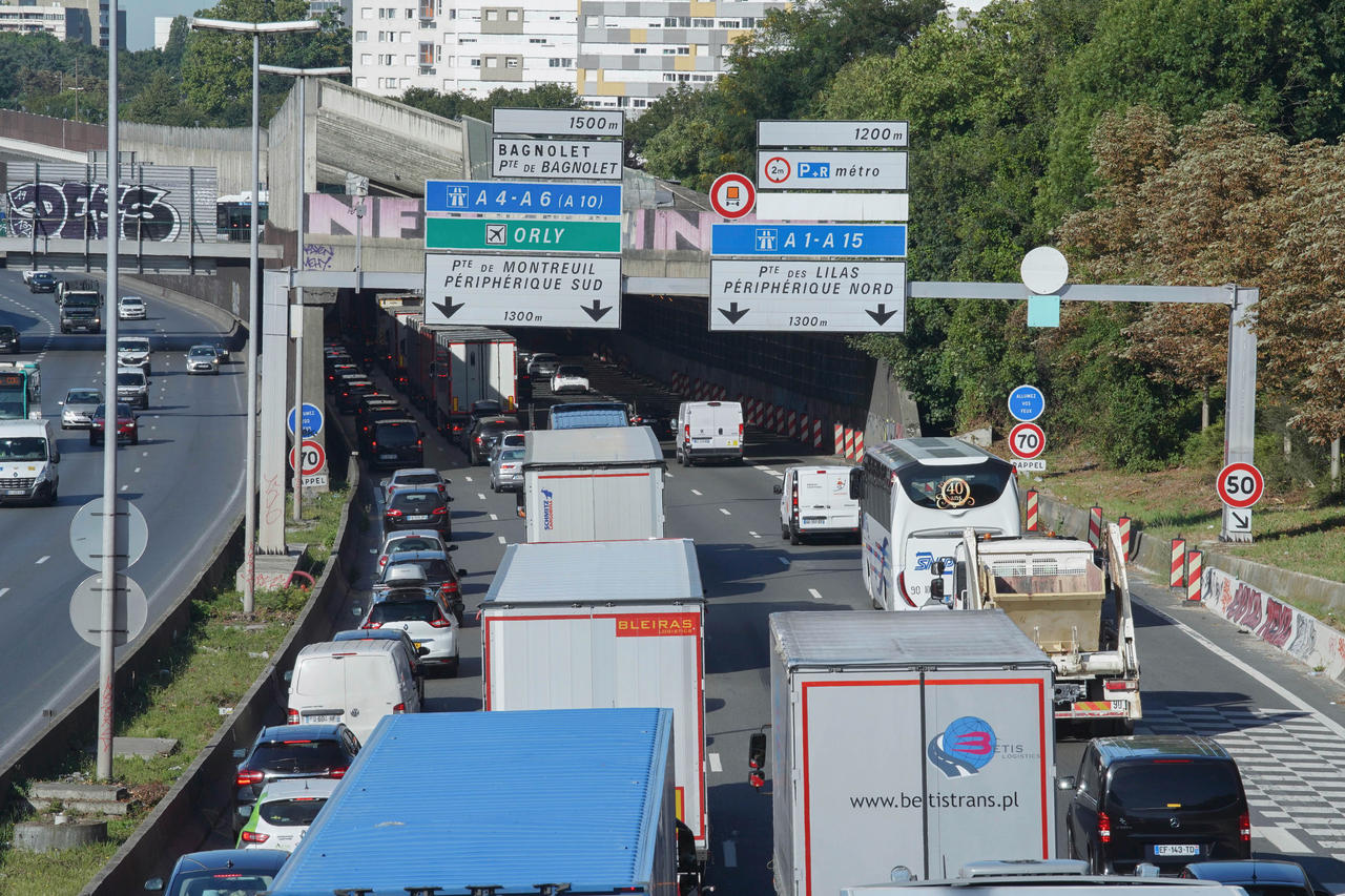 Photo 2 périphérique paris trafic embouteillage Périphérique parisien. La vitesse limitée à
