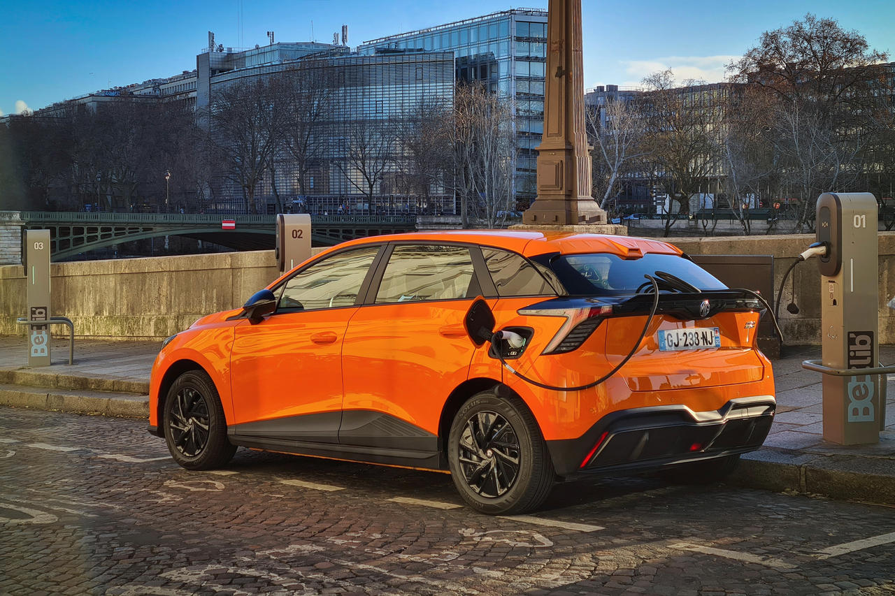 Photo 2 MG annonce des temps de recharge réduits sur borne rapide