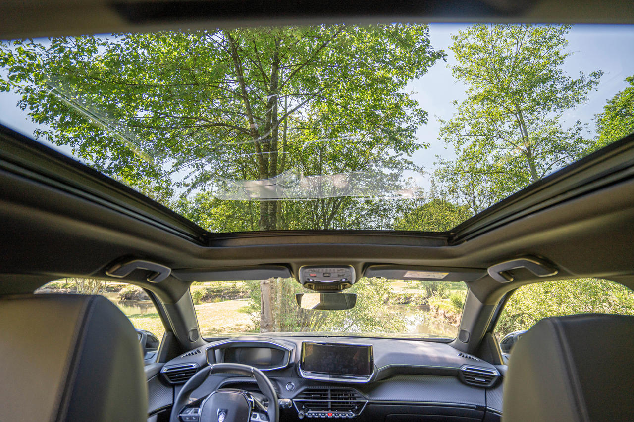 Photo 21 Le toit ouvrant panoramique est une option à 1 000 € sur Allure et GT. Peugeot 2008