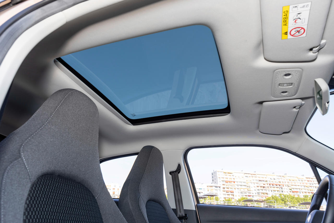 Photo 21 Toit panoramique Leapmotor T03 Essai comparatif la Leapmotor T03 défie la Dacia
