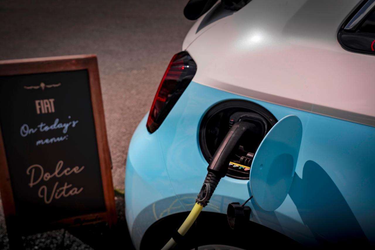 Cette 500e Gelateria embarque la plus grosse batterie de 42 kWh disponible sur la 500e Cabriolet « classique ». Même si l autonomie réelle s avère inférieure aux 320 km annoncés, elle permet un rayon d action intéressant pour qui veut vendre des glaces.