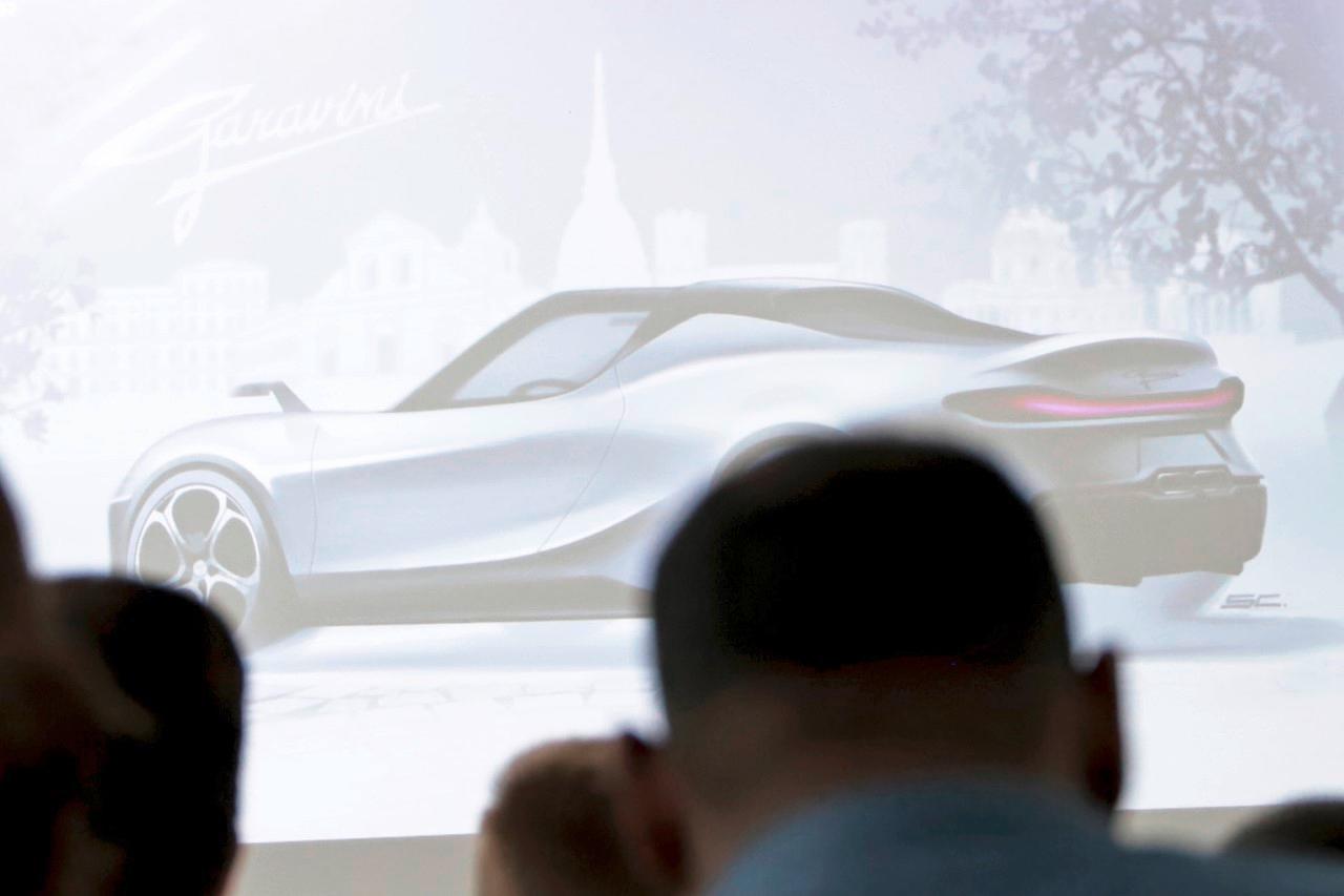 Se anuncia una franja de luz en la popa.