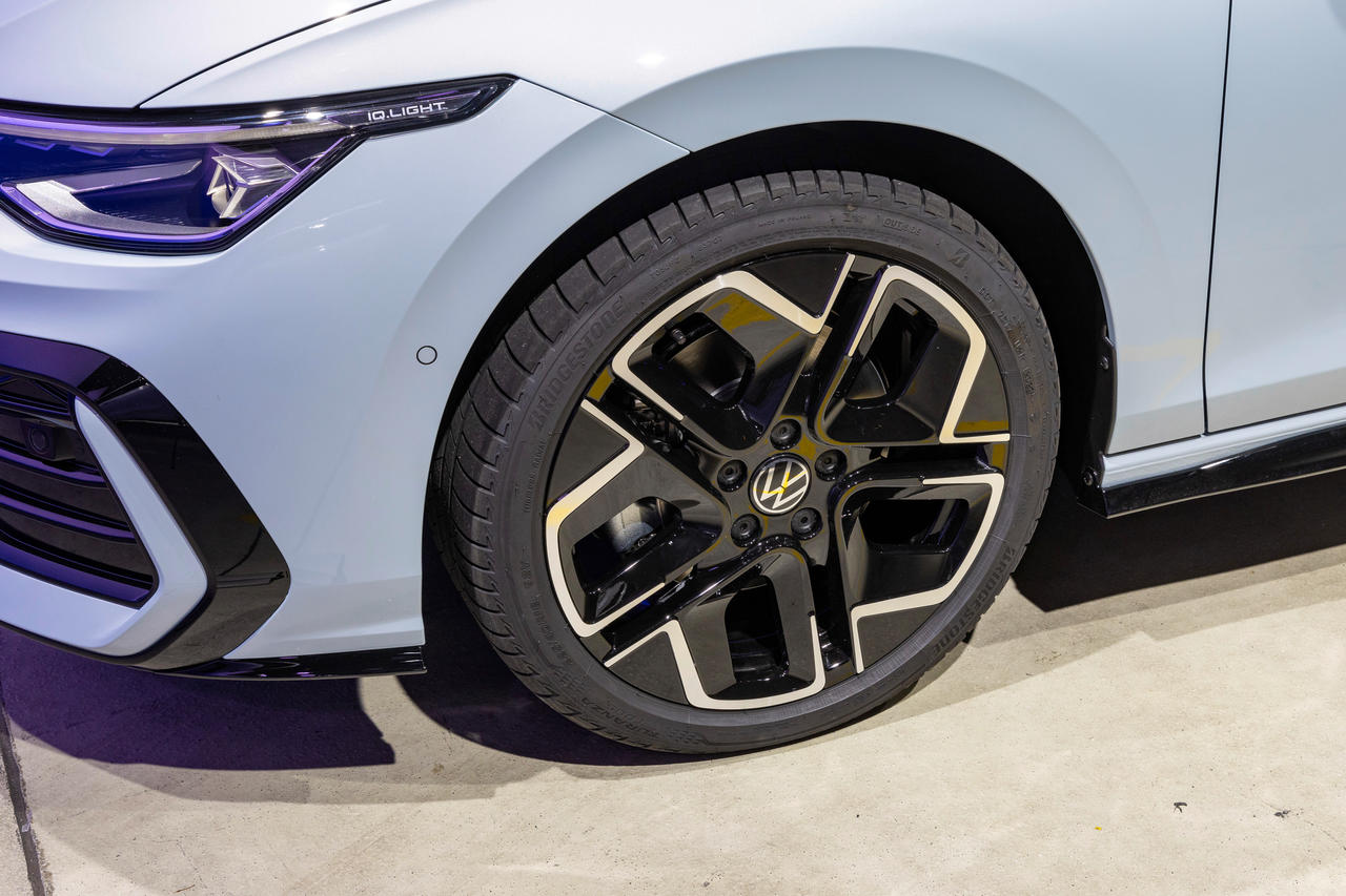 La Passat R-Line se reconnaît à ses détails extérieurs noir brillant.