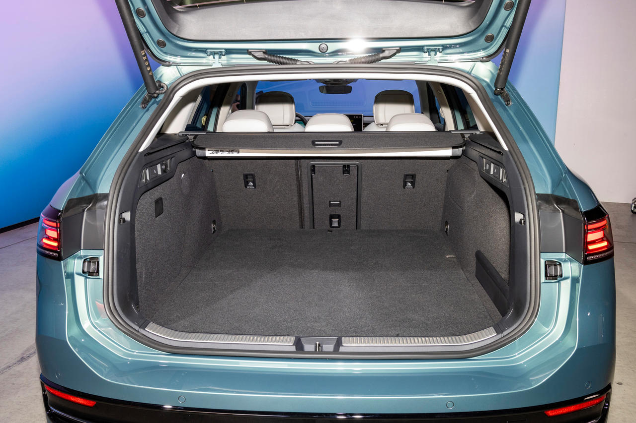 Le coffre offre 690 l banquette en place.