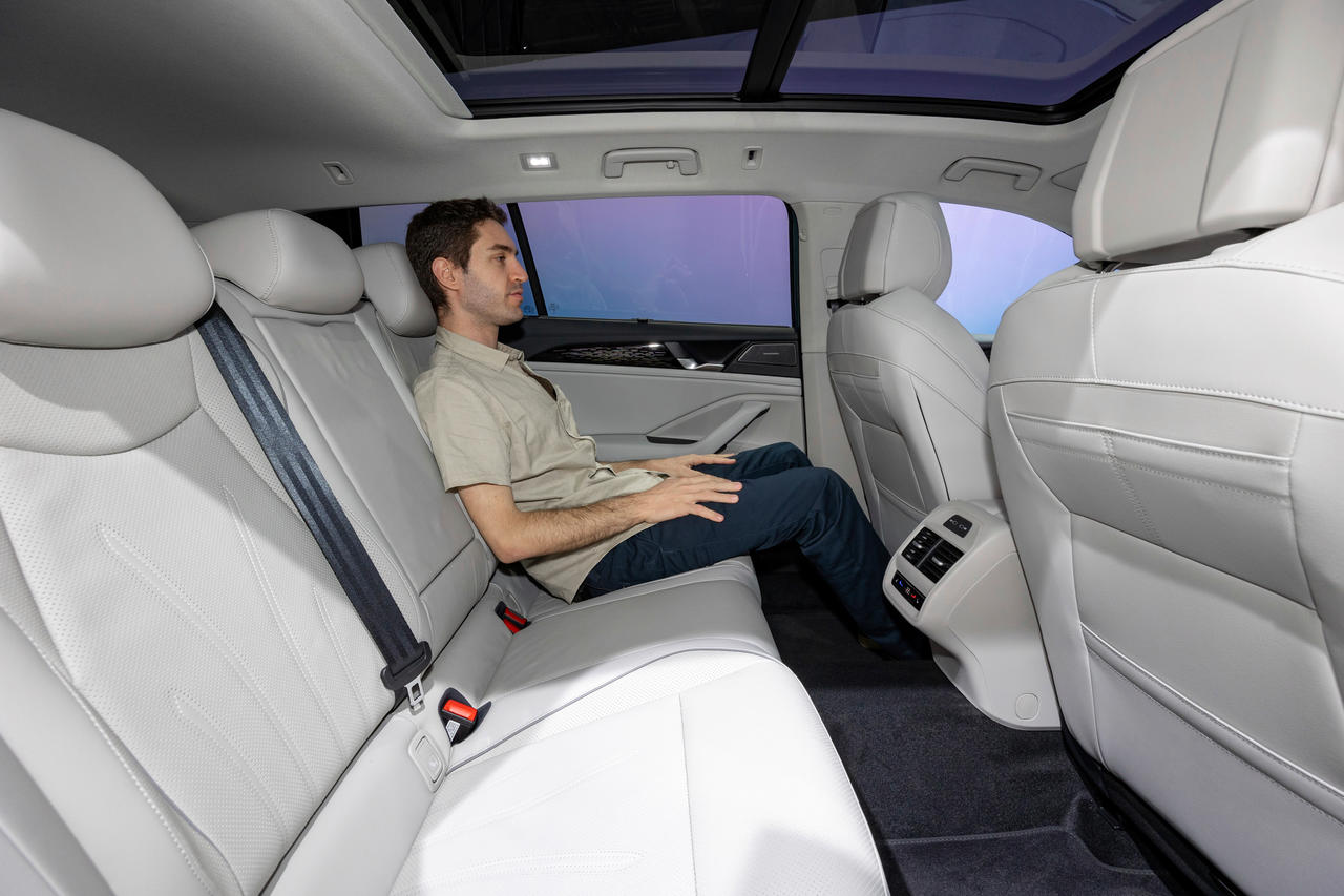 A l'arrière, on s'allonge presque tant l'espace aux jambes est généreux.