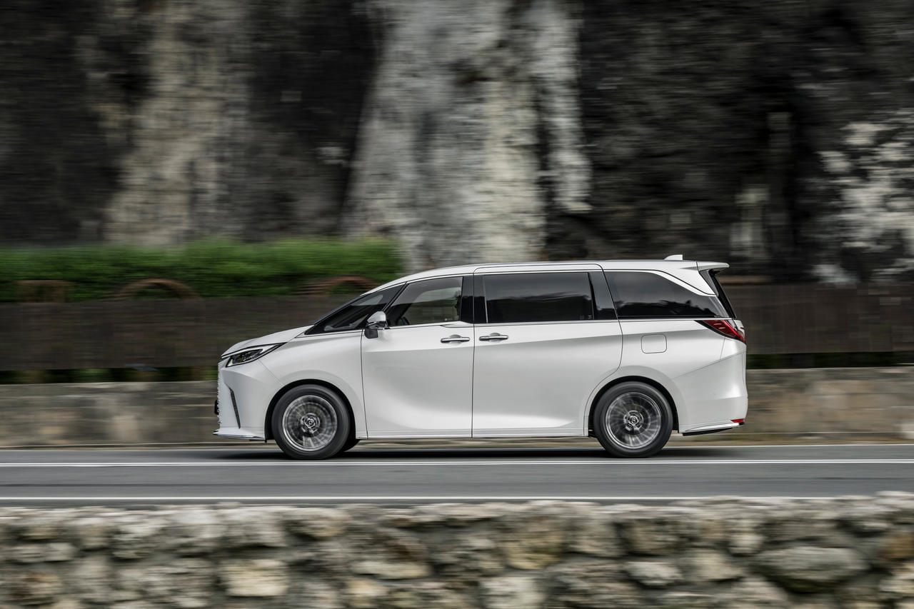 Photo 24 - lexus lm chassis - Essai Lexus LM 350h : le van à grand ...