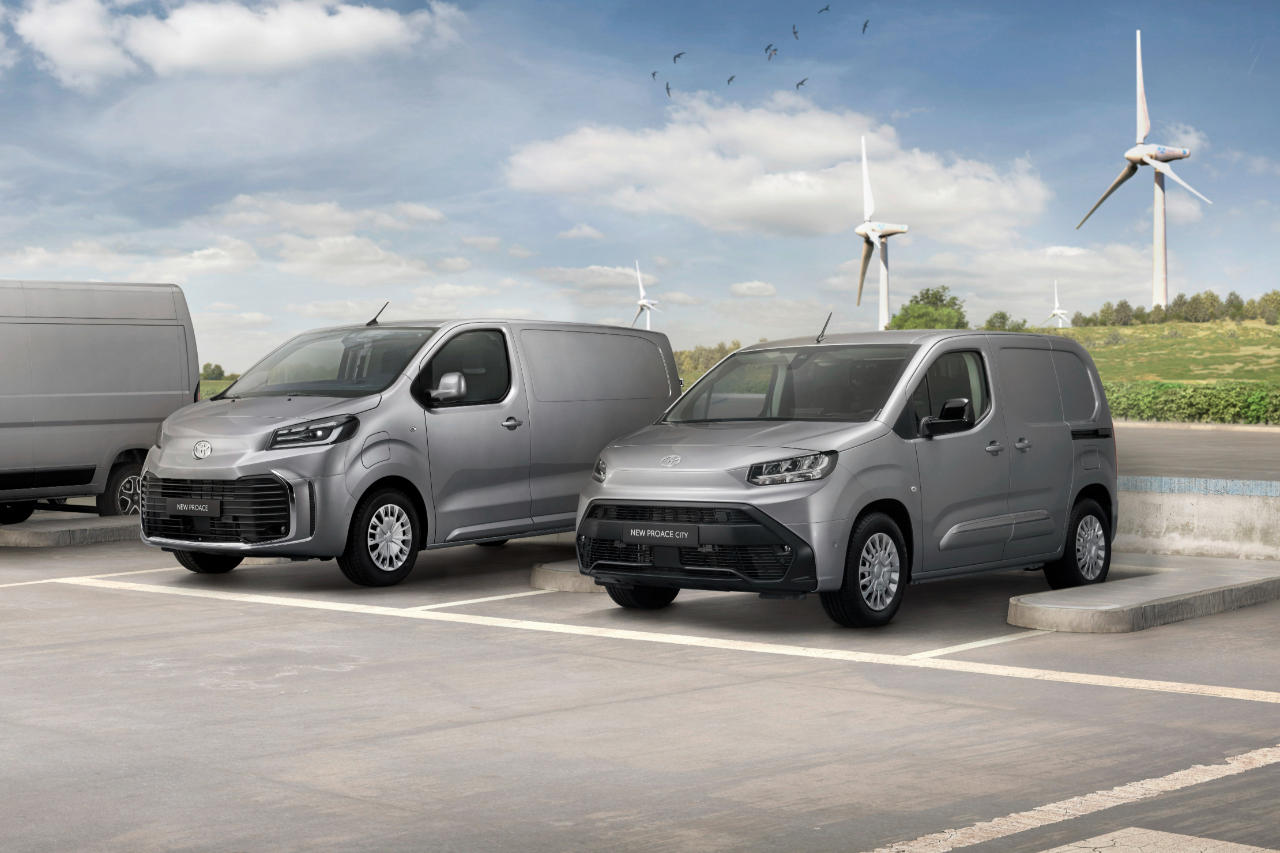 Photo 6 - La face avant du fourgon Proace et du petit utilitaire Proace